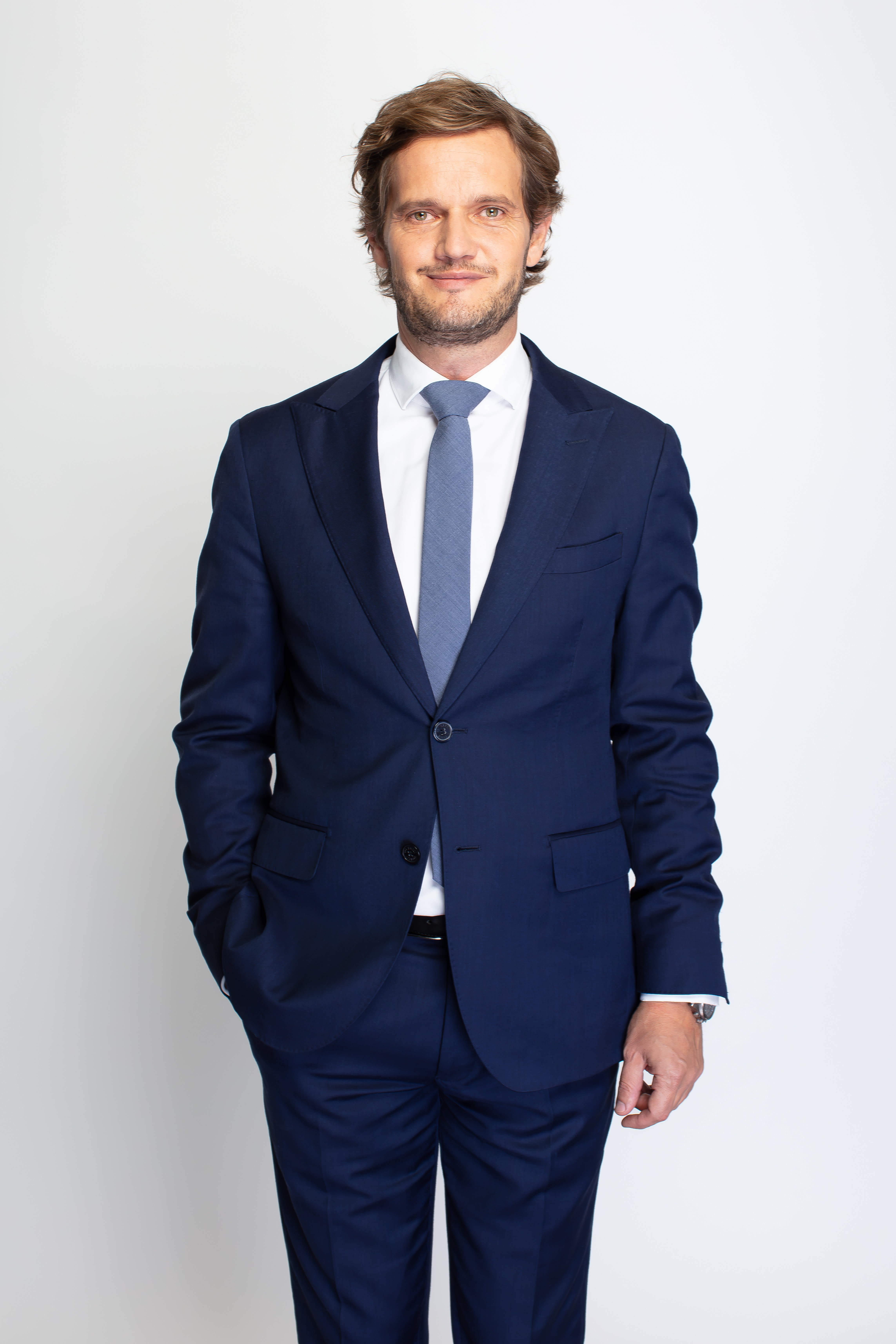 Christoph Herzeg Hochformat mit Sakko und Krawatte